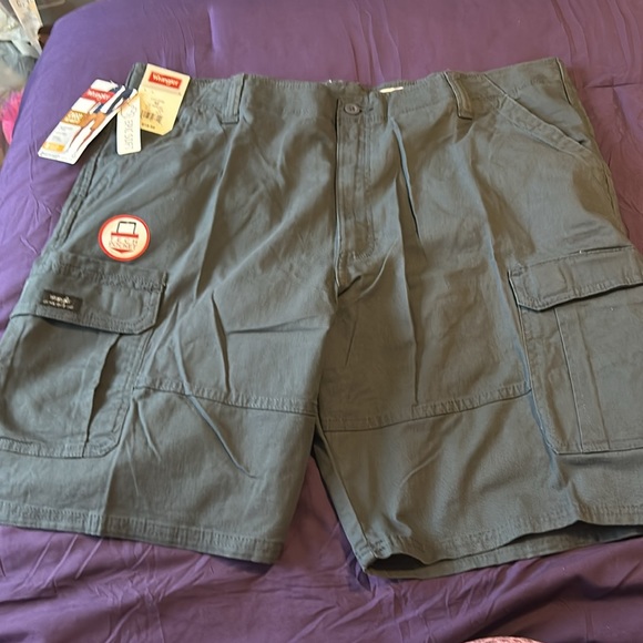 NWT Men’s Wrangler Cargo Relaxed Fit Cargo Shorts - Picture 3 of 5